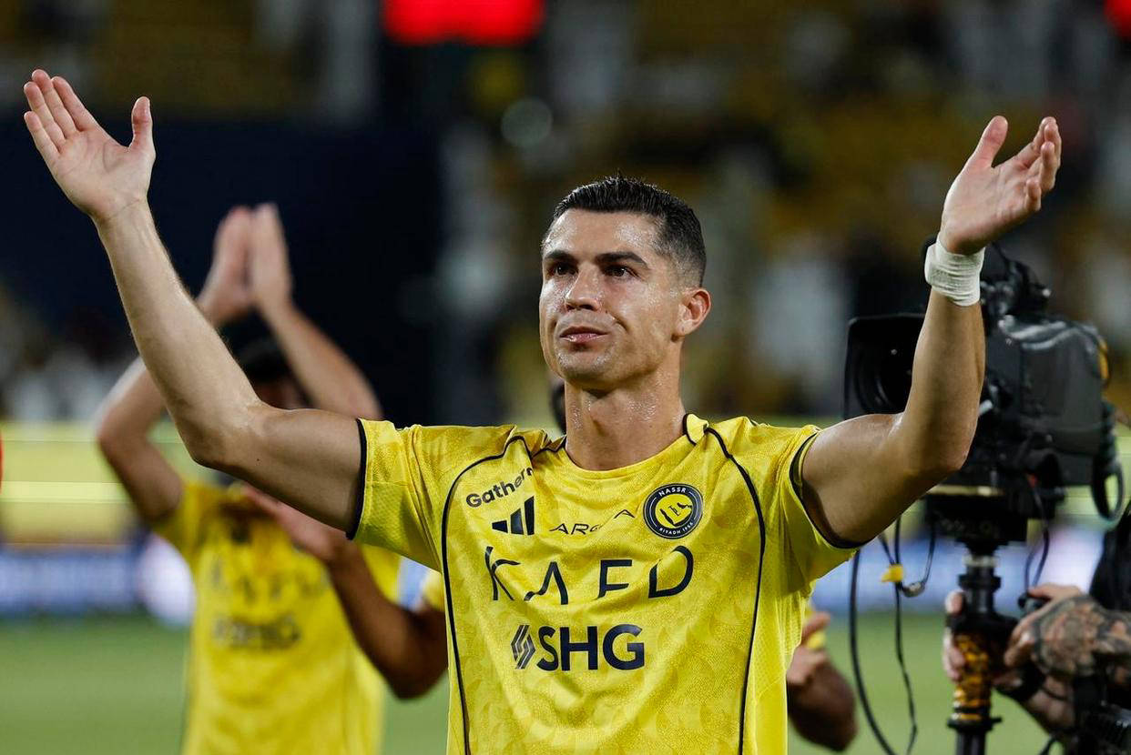  C罗迎来十二赛季出色发挥，FPX观众热烈欢呼！观众掌声雷动