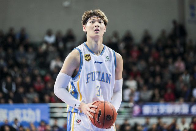 冲刺阶段广东宏远调整名单以备英超；回应争议环节打磨；管理层满意；轮换策略成焦点的简单介绍