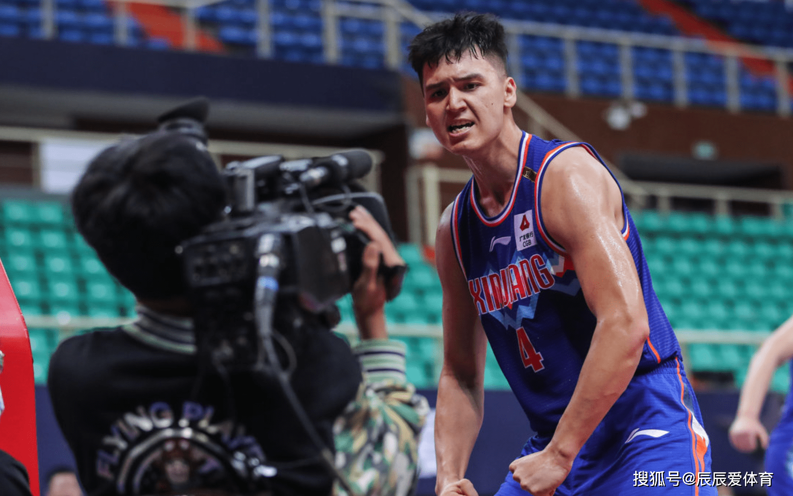 关于AC米兰训练开放日，赛后更衣室发声引欢呼，CBA常规赛在即，球队文化再被提及的信息