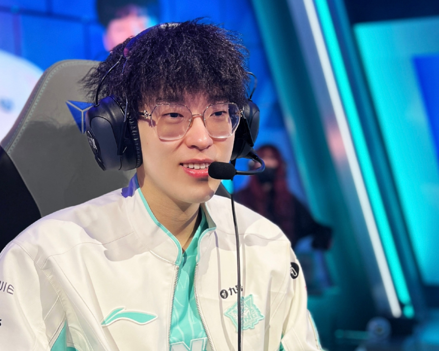 包含Scout迎来二十赛季高光表现，DWG球迷沸腾！的词条